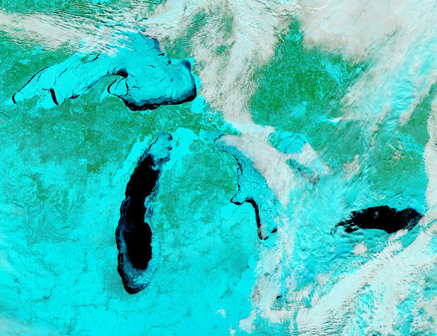 五大湖の巨大な氷

　米国の北東部に住んでいる人は、ここ2年の冬が少し肌寒かったことに気づいたかもしれない。

　NASAの衛星はボストンとバッファローに降り積もった大量の雪をうまく撮影することができなかったが、「Aqua」衛星は2014年2月、この五大湖の着色画像を撮影した。氷（明るい青色に着色されている）が五大湖表面の80％以上を覆っていることが分かる。
