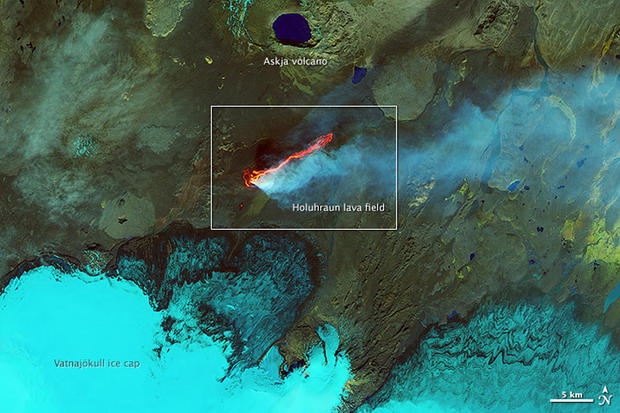 炎と氷の歌

　アイスランドはまさに文字通りの意味で、炎と氷の土地だ。ドラマ「ゲーム・オブ・スローンズ」の世界において北部のシーンがよくアイスランドで撮影されるのも、当然と言える。

　LandSatが撮影したこの画像は、2014年秋に発生したホルフロイン溶岩原の初期の噴火を捉えたものだ。噴火は最近になってようやく収まり始めた。
