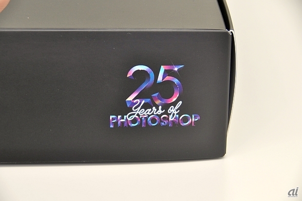 　箱にはPhotoshop25周年のロゴをあしらっており、スペシャルエディションであることを表している。