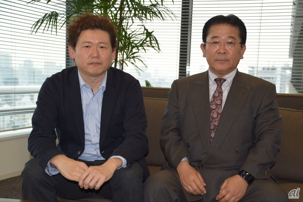 サムスン電子ジャパン無線事業本部の石井圭介専務（右）とプロダクトグループの糸桜幹推氏（左）