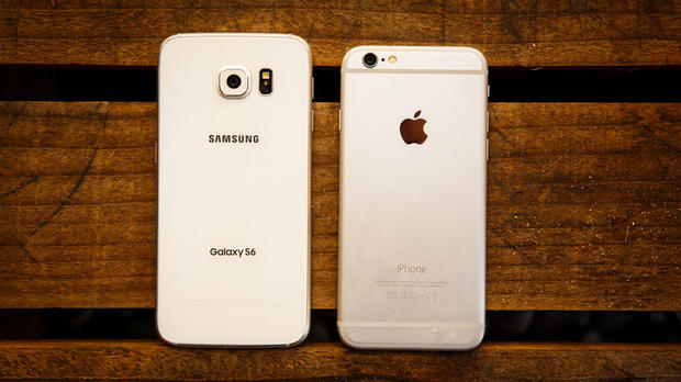 　Appleの主力端末iPhone 6と比較すると、Galaxy S6の方が大きい。それでもサムスンによる新デザインの取り組みにより、両端末の外観は似たものになっている。