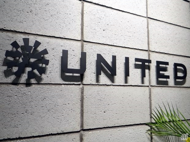 　新オフィスに到着。エントランスロビーには「UNITED」のロゴ。
