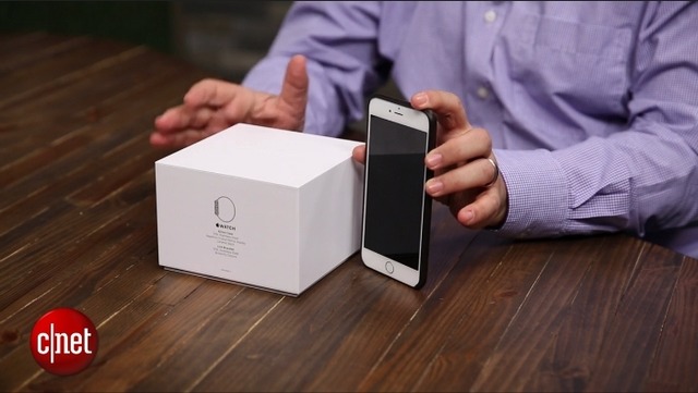 　パッケージの大きさを「iPhone 6 Plus」と比較。初代「iPod」の箱を思わせる大きさ。