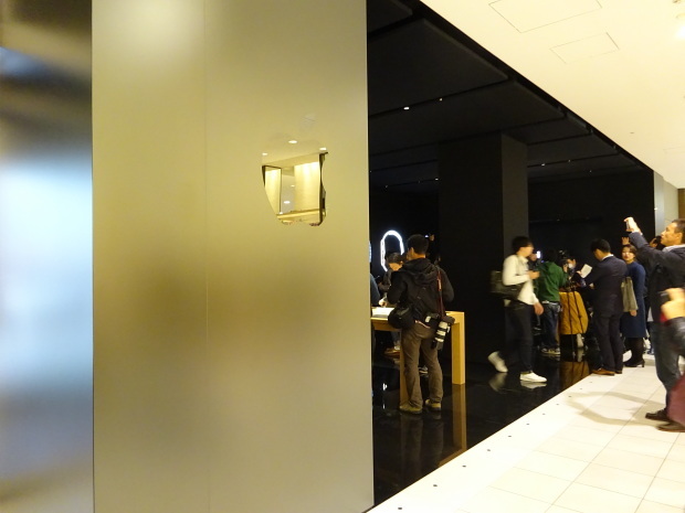 「Apple Watch at Isetan Shinjuku」。店内はブラックを基調とした落ち着いた雰囲気で、表参道とは対照的