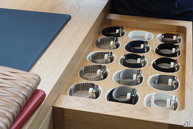 　Apple Watchの試着専用のテーブル。引き出しには、Apple Watchの各モデルが用意されており、試着する人のニーズに合わせてすぐに試せる仕組みになっていた。