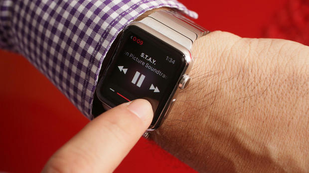 「Music」

　Apple Watch搭載のMusicアプリは、iPhone上の楽曲にアクセスするためのリモコンのような役割をするとともに、ユーザーが利用しているサードパーティー製音楽アプリの制御も可能だ。最大2Gバイトの楽曲ならWatch上にプレイリストを保存することができる。Apple Watchを「iPod」のように使うならBluetoothヘッドホンを使用する必要がある。
