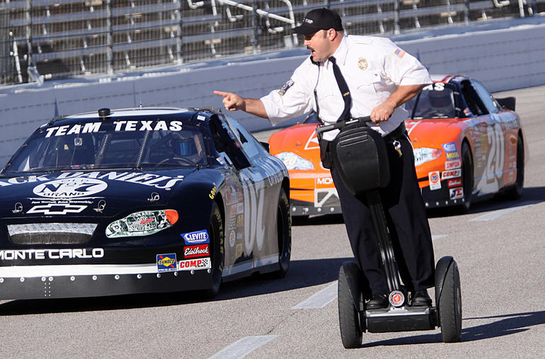 映画のプロモーションで2009年にフォートワースにあるテキサスモータースピードウェイでSegwayに乗ってNASCARのレースカーと競い合う俳優のKevin James