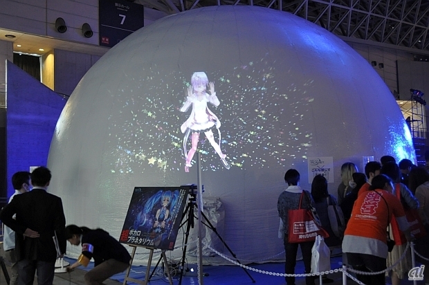 　ドーム型のテントに、MMDボカロキャラクターと周りを取り囲む映像を投影する「超ボカロプラネタリウム」。テントの外側にもボカロキャラクターが踊る映像を投影。