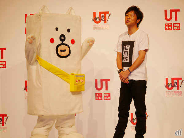 お笑い芸人の陣内智則さん（右）と田辺誠一さんがデザインしたキャラクター「かっこいい犬。もっちー」