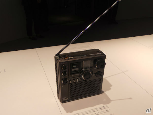 　「スカイセンサー ICF-5900」は1975年製。BCL（Broadcasting Listening）という特殊なイメージを具現化したもの。