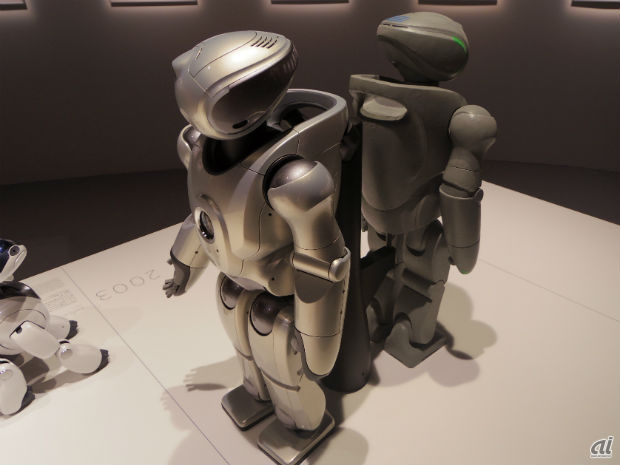 　2003年に発表された二足歩行ロボット「QRIO:SDR-4X II」。隣に並ぶのはクレイモック。