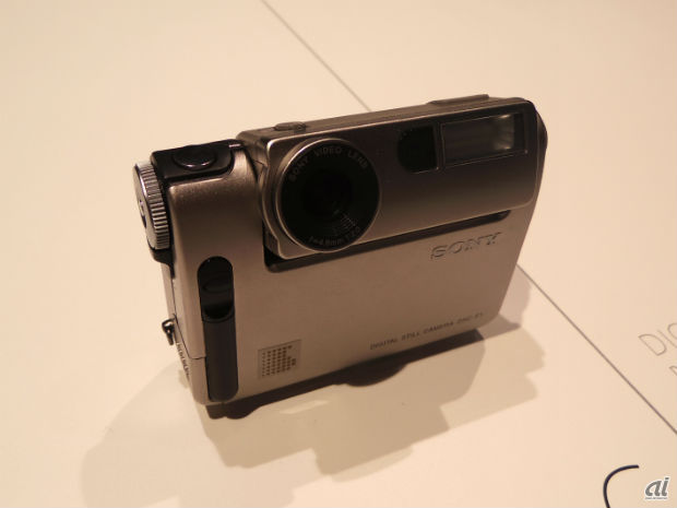 　デジタルカメラ「Cyber-shot」は1996年に第1号機「DSC-F1」が登場した。1.8型の液晶モニタと180度回転するレンズとフラッシュを装備。