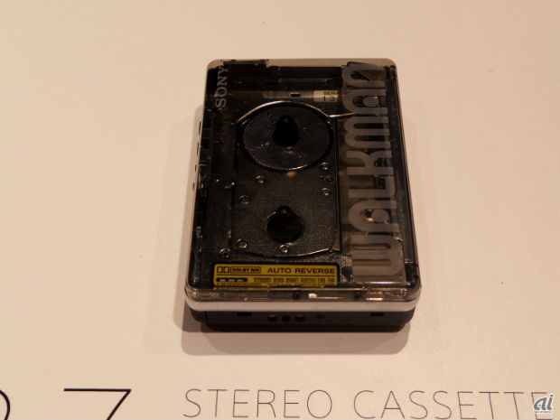 　「ウォークマン WM-504」は、中のテープが見えるシースルーカバーを採用。カバーの強度を出すためにハードコートを施したり、機能表示をラベルにプリントしたフタの中にはるなどの試みがされているという。