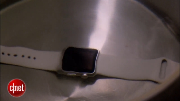 　そして、何らかの理由でベルトが外れて、そこには水がたっぷり入った鍋があるという設定で、Apple Watchを水に漬ける。