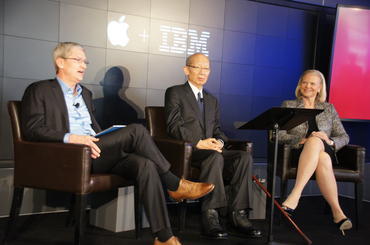 高齢者向けのIBMアプリを発表した米国時間4月30日のイベントでのAppleのCEOであるTim Cook氏（左）、日本郵政の取締役兼代表執行役社長である西室泰三氏、IBMのCEOであるGinni Rometty氏