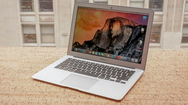 　Appleが米国時間3月9日に発表した2015年モデル「MacBook Air」は、新しいプロセッサ、「Thunderbolt 2」ポート、「Intel HD Graphics 6000」を搭載してアップグレードされている。ここでは、同ノートブックを写真で紹介する。

関連記事：13インチ「MacBook Air」レビュー--バッテリ持続時間がさらに延びた2015年モデル