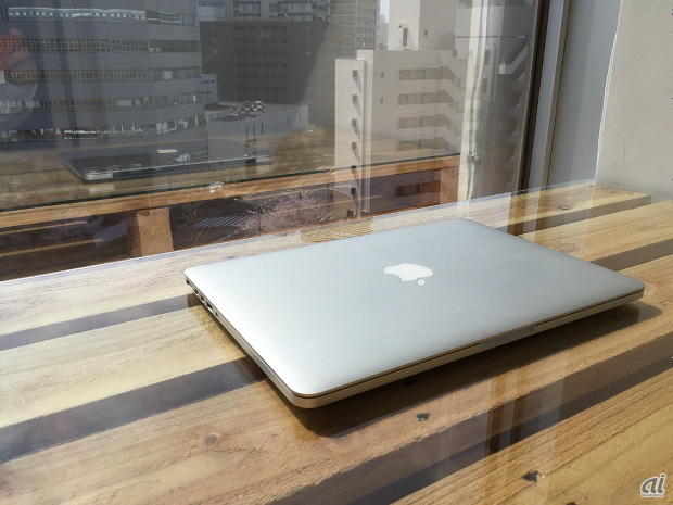 MacBook Pro 13インチ。SuperDriveとHDDが排除され、Retina化された2012年からそのデザインをほぼ踏襲している