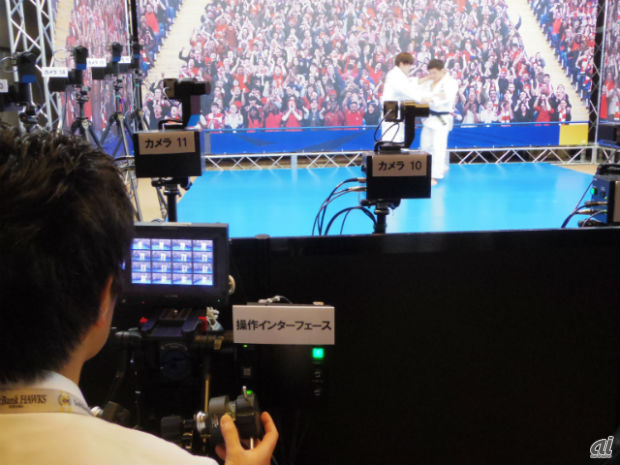 　複数のロボットカメラを強調制御することで、動く被写体の多視点映像を撮影できる「多視点ロボットカメラ」。計16台のカメラを用いてのデモが行われた。スポーツ番組の中継に最適としており、被写体の動きをよりわかりやすく捉えることができるとしている。