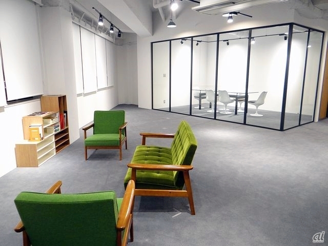 　来客用のミーティングエリア。ここには今後、コンピュータの先駆者であるアラン チューリング氏の書籍を中心とした本棚が設置されるそうです。