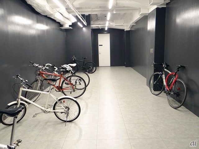 　渋谷と原宿の中間に位置する土地柄か、自転車で通勤するスタッフも多く、専用の駐輪場も設けられていました。