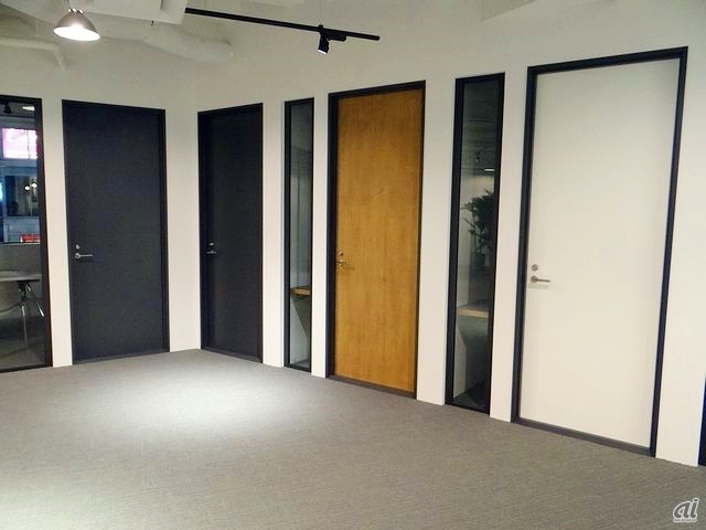 　色違いの扉が並ぶエリアを発見。会議室ではないとなると、何の部屋なのでしょう。