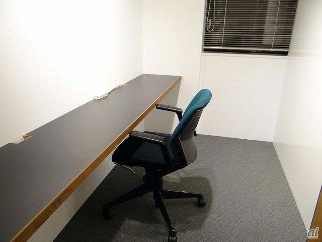 　扉を開けると、そこには机と椅子が1つ。同社ではこの部屋を「精神と時の部屋」と呼んでおり、1人で集中したいスタッフの作業部屋や、テレフォンルームとして活用しているそうです。