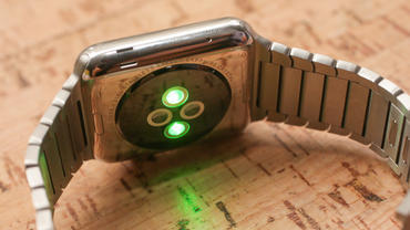 Apple Watchの緑色のLEDは、血流を検知し測定する。