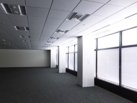 シャープ、オフィスの照明用電力を削減できる「採光フィルム」--ディスプレイ技術応用