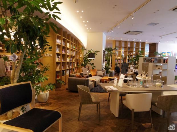 　インテリアショップ「arflex」コーナー。書籍の棚と調和した店内デザインになっている。ちなみに店内至る場所に置かれている観葉植物はすべて本物で、ボタニカルショップ「SOLSO HOME」によるもの。