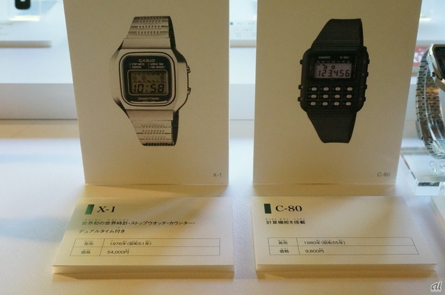 　左は世界初の世界時計、ストップウォッチ、カウンター、デュアルタイム付きの「X-1」（1976年）。価格は5万4000円。右は、計算機能を搭載した「C-80」（1980年）で、価格は9800円。
