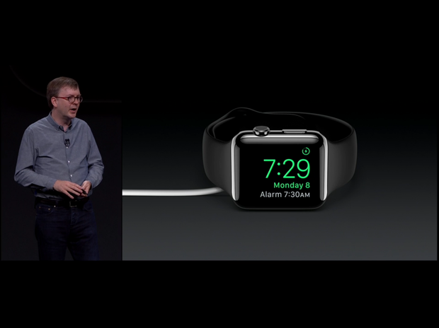 　「Apple Watchは、側面を下にして立てて充電すると、自動的に『Nightstand』モードに切り替わる」