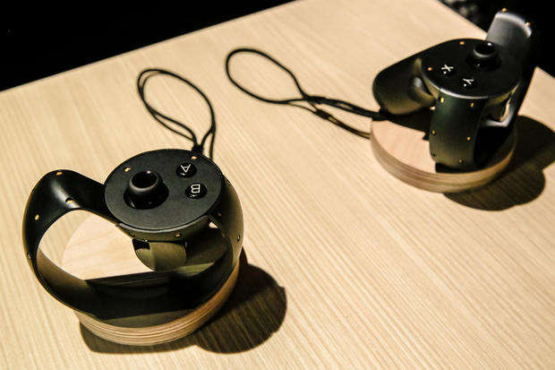 　または、Oculusの新しい「Touch」コントローラを使うことで、ゲームや他の仮想体験をコントロールすることができる。