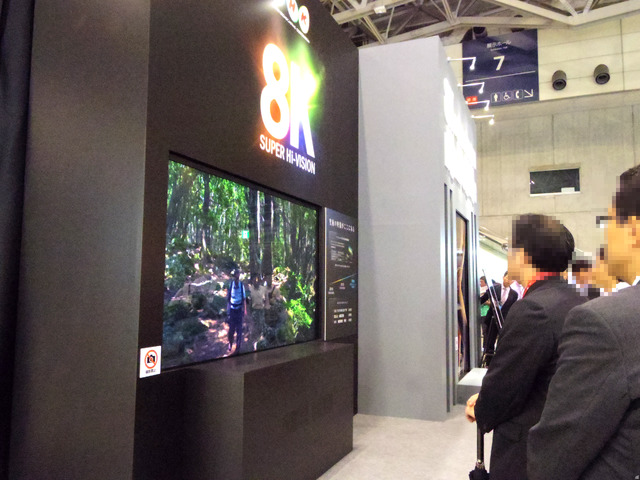 　NHKでは、8Kスーパーハイビジョンのデジタルサイネージを2点出展。こちらは山など自然の風景を撮影した映像を流していた。このほか、ドラマ、科学・文化、スポーツ、ステージなどのコンテンツを8K制作に向けて検討しているとのこと。
