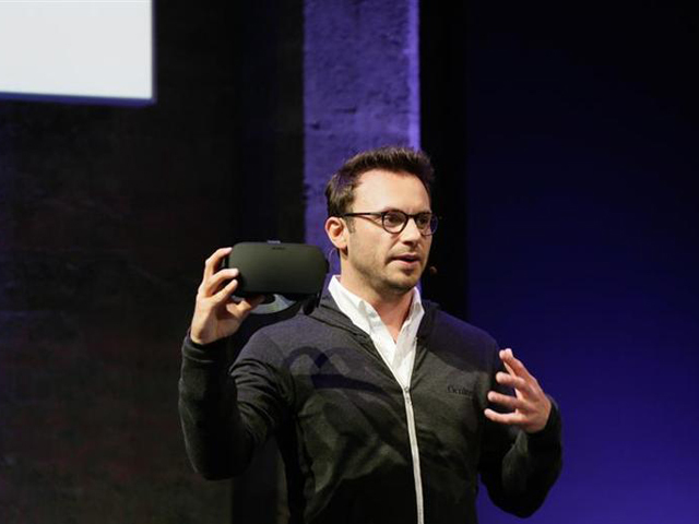 消費者向けバージョンのRift仮想現実ヘッドセットを米国時間6月11日カリフォルニア州サンフランシスコで開催のイベントで披露するOculus VR最高経営責任者（CEO）Brendan Iribe氏