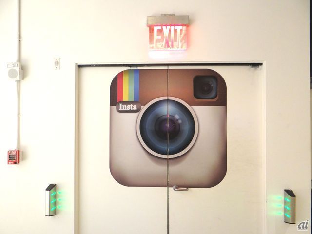 　写真SNS「Instagram」のアイコンが描かれた扉も。