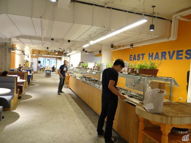 　8階には社員食堂があり、朝昼晩と1日に3回、食事が振る舞われる。壁面に「EAST HARVEST」と書かれているように、地元農家の良質な野菜のみを使っているという。