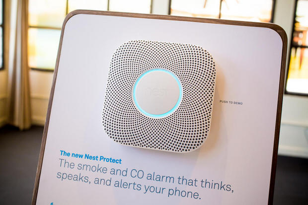 Nest Protect

　各デバイスは連携して機能することができる。Nest Protectが火の気や一酸化炭素を感知したときに、Nest Learning Thermostatに信号を送ることができる。
