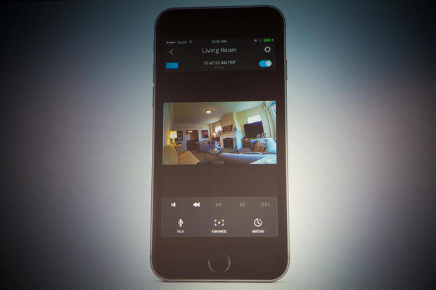 Nestアプリ

　Nestの新しいアプリは、Nest Cam、Nest Protect、そして「Nest Learning Thermostat」向けのホーム画面を備えている。
