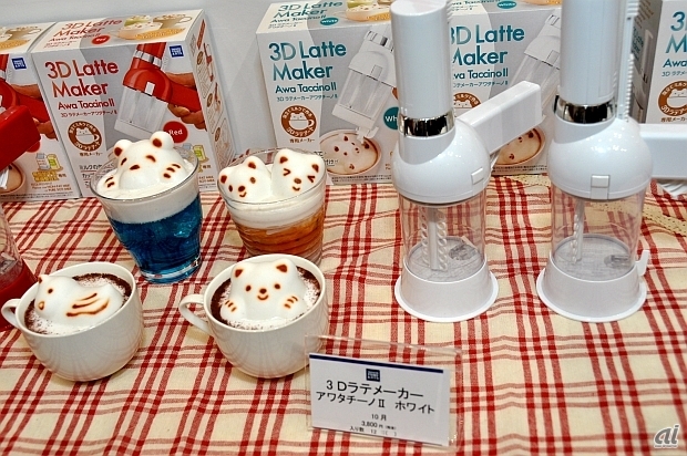 　誰でも簡単にかわいい3Dラテアートが可能。ミルクの泡立てとカップへの盛りつけが1台でできる「3Dラテメーカー アワタチーノII」。