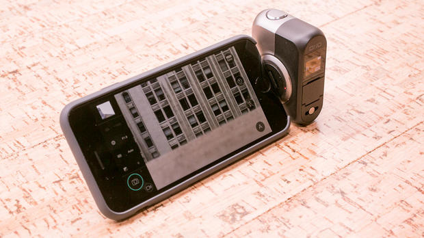 iPhone」用小型カメラ「DxO One」--「Lightning」コネクタに接続した姿 