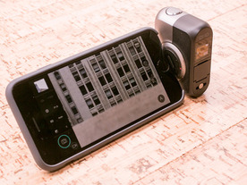 「iPhone」用小型カメラ「DxO One」--「Lightning」コネクタに接続した姿はまるでグリップ