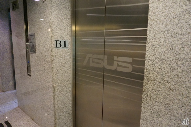 　今度は地下からエレベーターで移動。ドアにはASUSのロゴが。