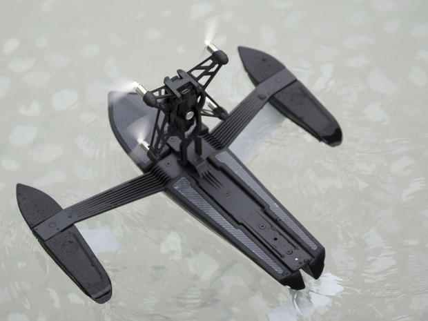 　クアッドコプターが垂直になり、5.4ノット（時速約10km）の速度で水面を進む。2種類の機種が用意され、179ドルで販売される予定だ。