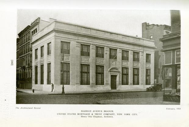 築93年

　この地上2階、地下1階の石造の建物はUS Mortgage and Trust Co.銀行の建物として、1922年に最初にオープンした。

　現在、2階にはジュエリーハウスのDavid Webbが入っている。Apple Storeは1階と地下1階で、以前は高級ハンドバッグを販売するVBHがこの2フロアで営業していた。
