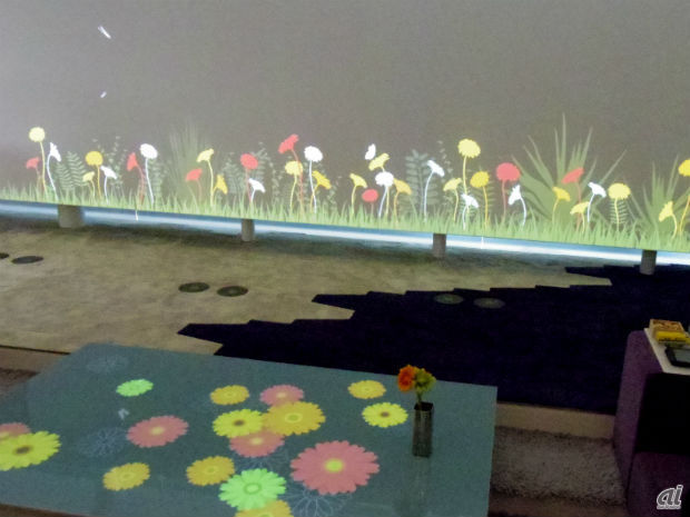 　花を挿した花瓶を置くと、花のイラストがテーブルいっぱいに広がり、目の前にあるスクリーンにも同様に映し出された。