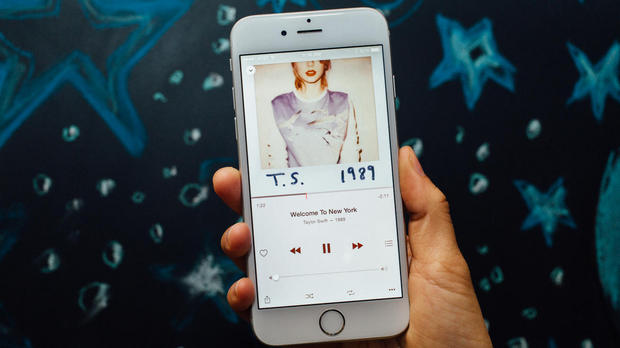 「Shake it off」（気にしない！）

　Appleが自社のポリシーを変更し、Apple Musicの3カ月間の無料トライアル中もアーティストにロイヤリティを支払うことにした。これを受けて人気アーティストのTaylor Swiftさんは、同サービスにアルバムを配信することを承諾した。
