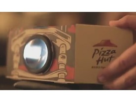 宅配ピザの箱がプロジェクタに早変わりする「Blockbuster Box」--香港ピザハット