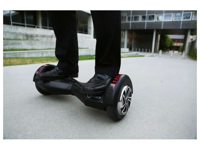 持ち手のないセグウェイ風の立ち乗り2輪ボード「RevoBot」 - CNET Japan