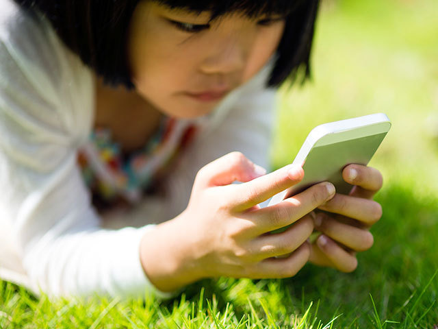 スマホを取り上げると泣き叫ぶ子も 小学生にも広がるネット依存 Cnet Japan