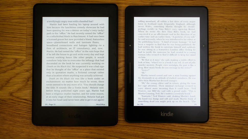 新しいKindle Paperwhite（左）はフラッグシップのVoyage（右）と同じスクリーンを搭載するが、コントラストはVoyageの方が若干高い。